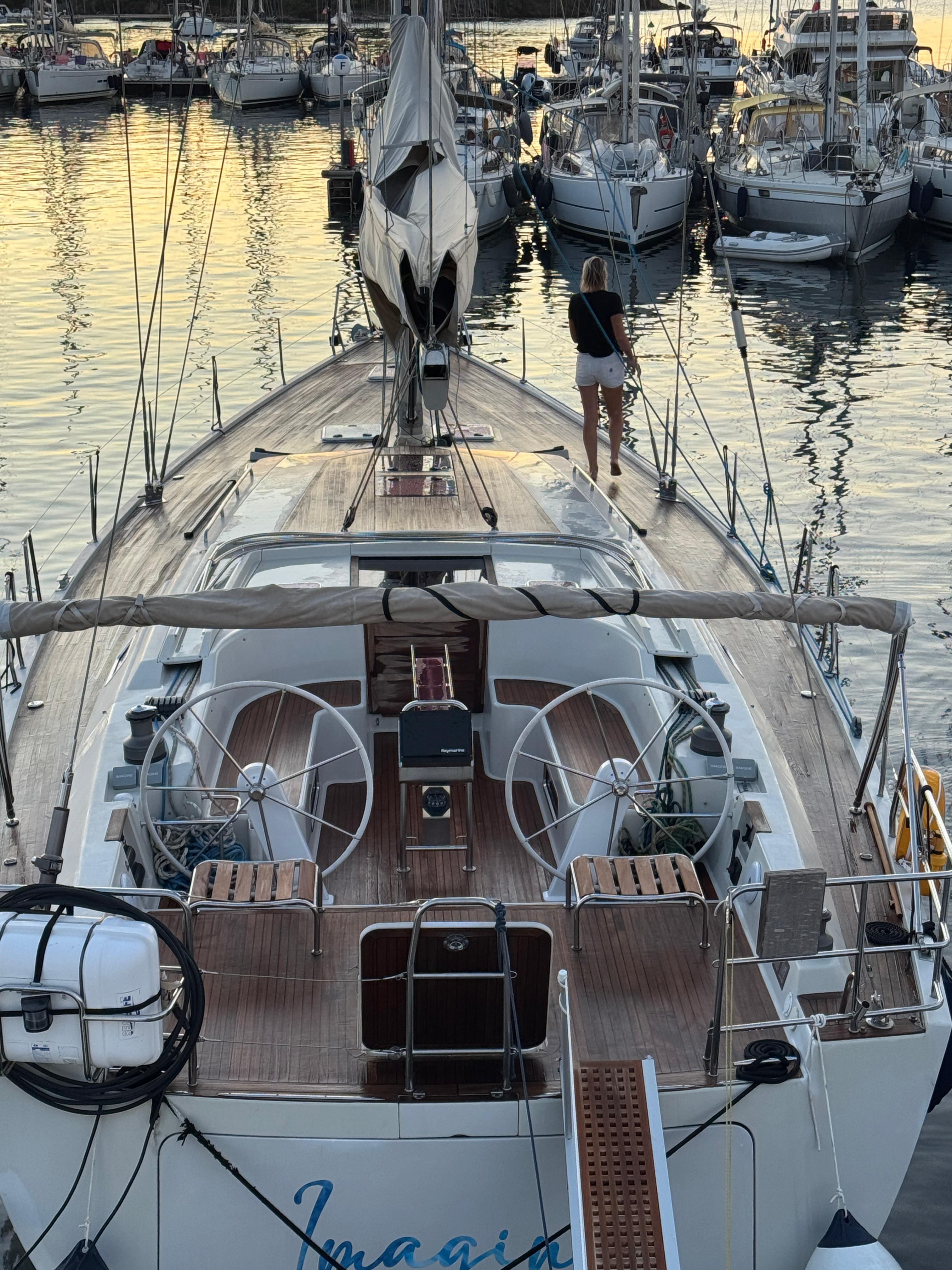 Pont et cockpit du voilier Imagine Porquerolles à la golden hour