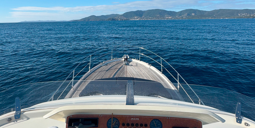 Voilier ancré dans une crique sauvage des Îles d'Or